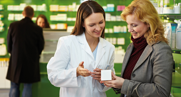 Fachliche Beratung schlägt Verkauf: Chancen für Pharma-Marketing in der Apotheke - Laut Apomomentum 2025 sind Apotheker genauso häufig in den direkten Patientenkontakt eingebunden wie PTA – Foto: Robert Kneschke