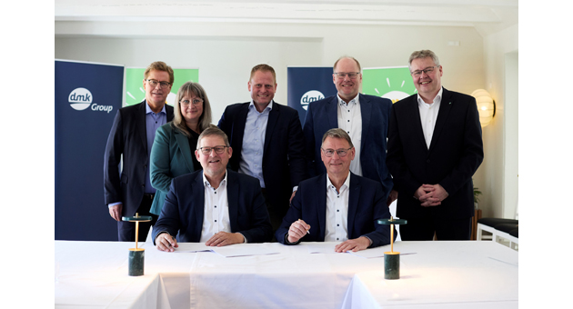 Arla und DMK wollen fusionieren - Arla Foods und DMK Group wollen fusionieren (v.l. hintere Reihe): Peder Tuborgh (CEO Arla Foods), Inger-Lise Sjöström (stellv. Aufsichtsratsvorsitzende Arla Foods), Guus Mensink (Vorstandsvorsitzender DOC Kaas), Thomas Stürtz (Vorstandsvorsitzender DMK Group), Ingo Müller (CEO DMK Group) - und in der vorderen Reihe Jan Toft Nørgaard (Aufsichtsratsvorsitzender Arla Foods) und Heinz Korte (Aufsichtsratsvorsitzender DMK Group) - Quelle: DMK/Arla