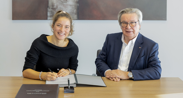Fischer gewinnt Nathalie Armbruster als Markenbotschafterin - Nathalie Armbruster wird neue Markenbotschafterin der Unternehmensgruppe Fischer: Nathalie Armbruster (l.) mit Inhaber Professor Klaus Fischer bei der Vertragsunterzeichnung – Foto: Fischer