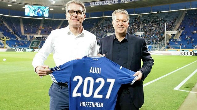 Fred Schulze, Werkleiter Audi Neckarsulm, und Denni Strich, Geschftsfhrer der TSG Hoffenheim (v.l.n.r.) - Quelle: Audi AG