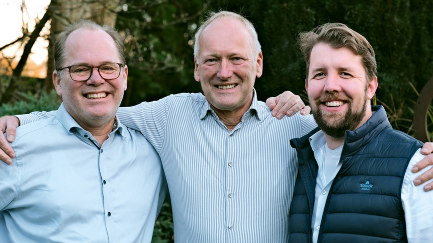 Bauck gründet Tochterfirma für Glutenfreie-Waren - Sebastian Huber (l.), Geschäftsführer der Roscher Mühle, und die Bauck-Geschäftsführer Jan-Peter Bauck (M.) und Friedemann Wecker (r.) - Quelle: Bauck GmbH