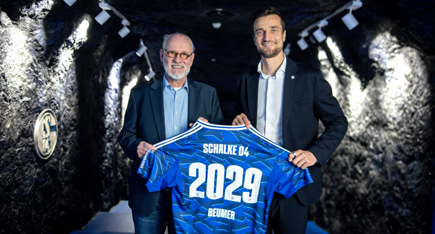 Beumer Group wird ab 2026 Hauptpartner von Schalke 04 - Christoph Beumer (l.), Vorsitzender des Beirats der Beumer Group, Matthias Tillmann, Vorstandsvorsitzender des FC Schalke 04 – Quelle: Beumer Group GmbH & Co. KG