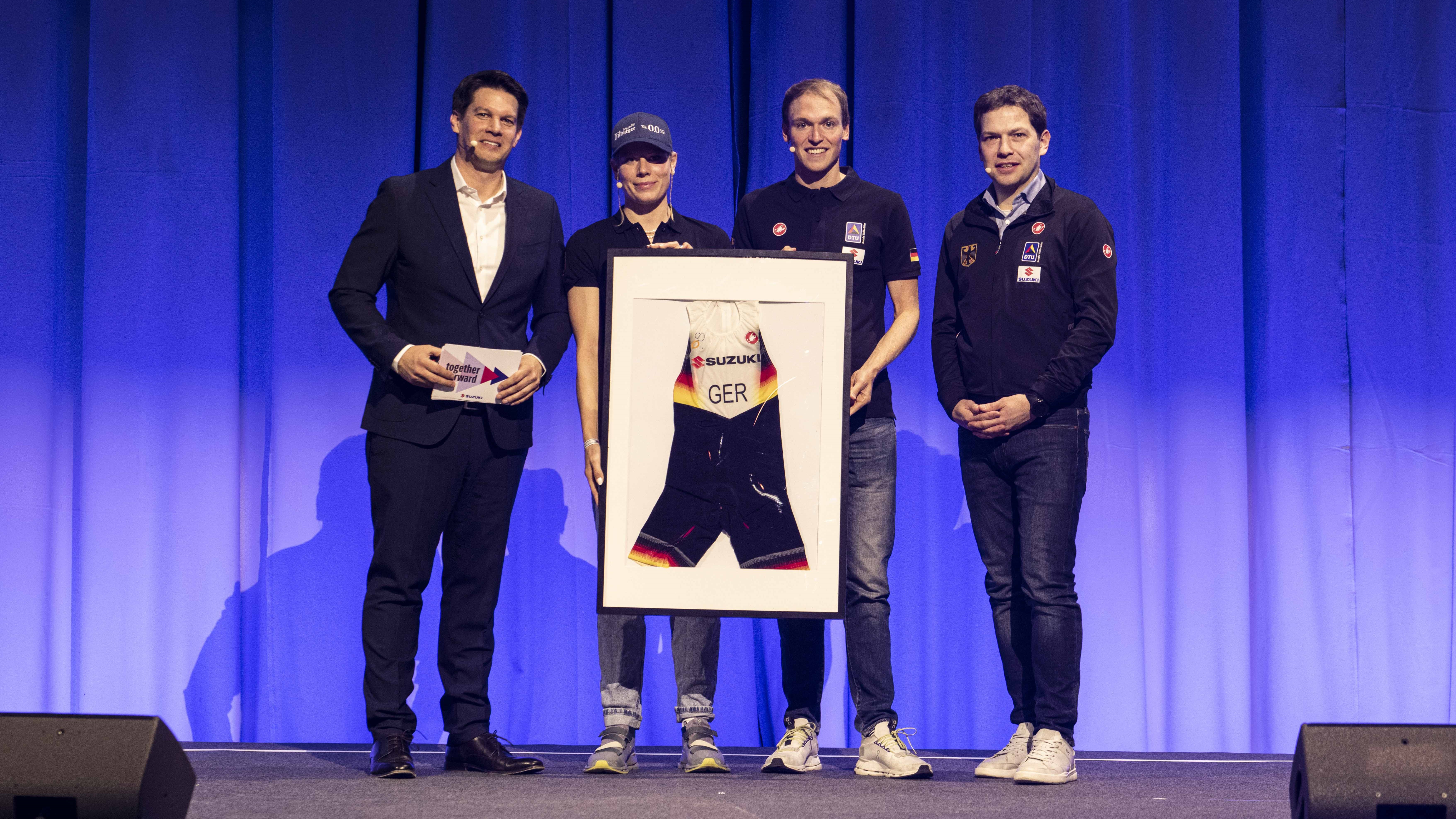 Suzuki Deutschland als Generalsponsor der Deutschen Triathlon Union - Marcell Goltermann, General Manager Sales & Marketing Automobile der Suzuki Deutschland GmbH, die Triathleten Laura Lindemann und Lasse Lührs sowie DTU-Generalsekretär Matthias Zöll - Quelle: Suzuki Deutschland GmbH