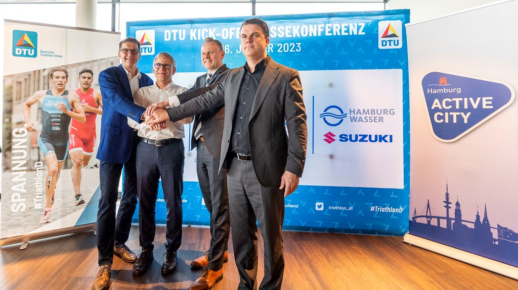 Suzuki sponsert Hamburg Triathlon - V.l.n.r.: Ingo Hannemann (Hamburg Wasser), Prof. Dr. Martin Engelhardt (Deutsche Triathlon Union), Andy Grote (Freie und Hansestadt Hamburg) und Daniel Schnell (Suzuki Deutschland GmbH) - Quelle: DTU/Henning Angerer