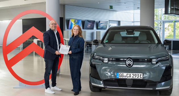 Citroën wird Mobilitätspartner von Team D und Team D Paralympics - Vertragsunterzeichnung der Partnerschaft zwischen Citroën und Team Deutschland (vl.): Thomas Goldboom, Geschäftsführer Citroën Deutschland, und DSM-Geschäftsführerin Claudia Wagner – Quelle: Andreas Liebschner