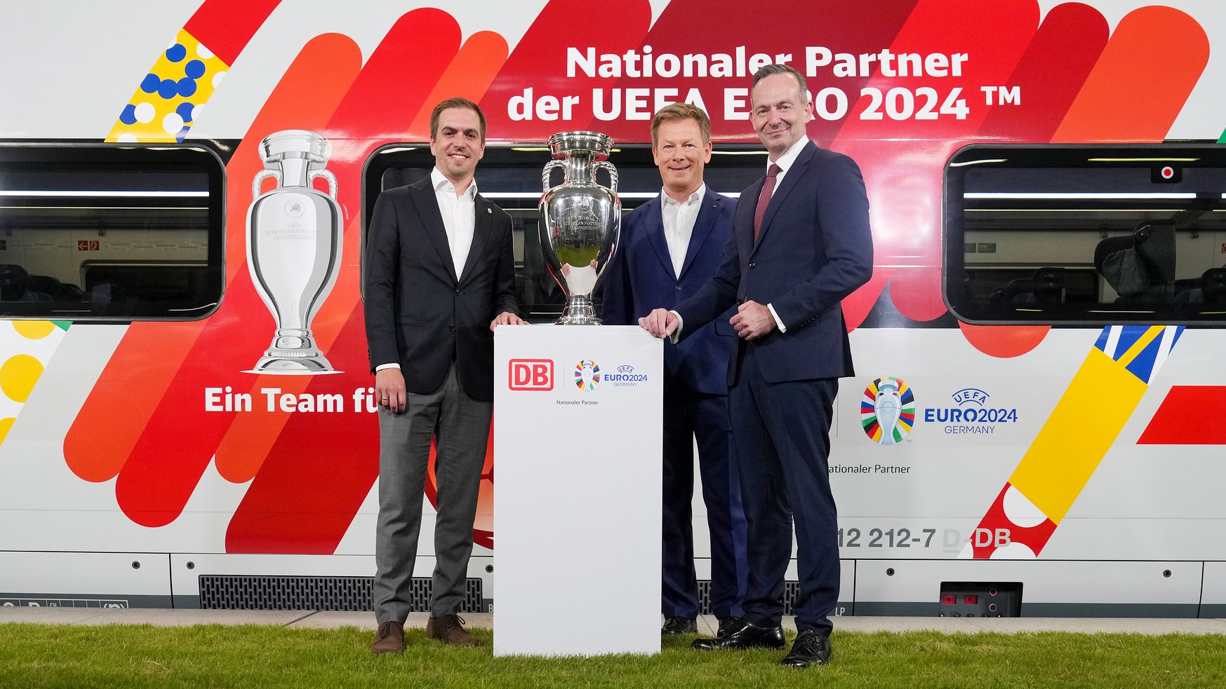 V.l.n.r.: Philipp Lahm (Turnierdirektor der UEFA Euro 2024), Dr. Richard Lutz (Vorstandsvorsitzer DB AG) und Dr. Volker Wissing (Bundesminister fr Digitales und Verkehr) - Quelle: Deutsche Bahn AG/Oliver Lang