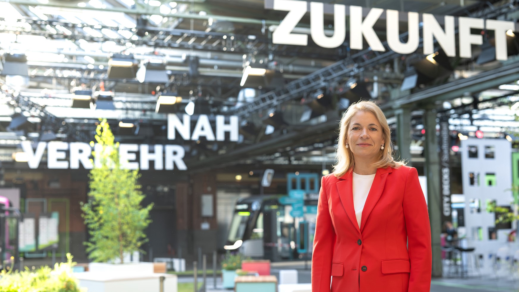 Das plant die DB für den Nahverkehr - Auf der Branchenmesse "Zukunft Nahverkehr" zeigt die DB Innovationen der Nahverkehrsbranche; vor Ort: Evelyn Palla, Vorständin Regionalverkehr der Deutschen Bahn AG - Quelle: Deutsche Bahn AG/David Hecker