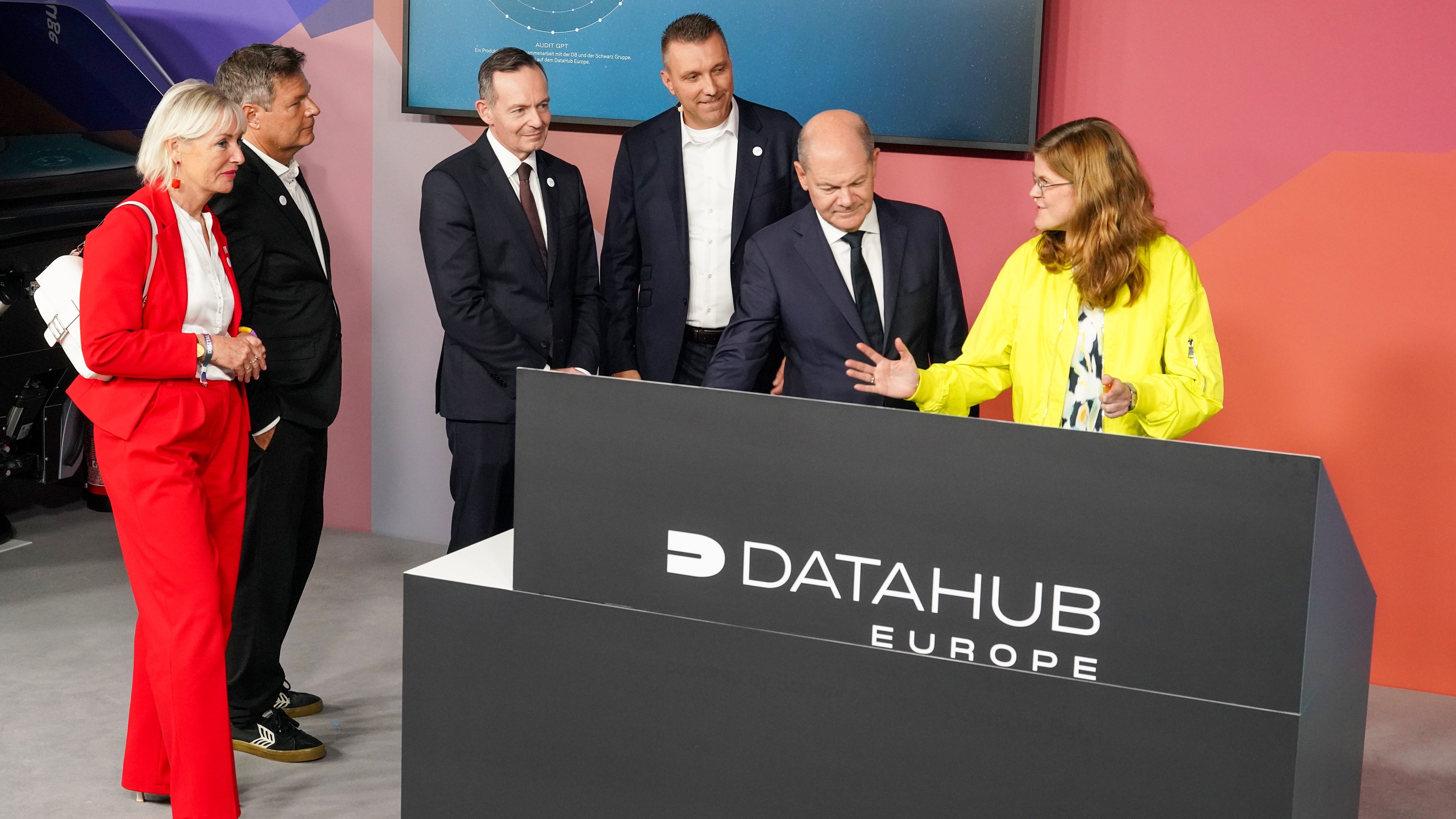Schwarz-Gruppe und Deutsche Bahn gründen gemeinsame KI-Plattform - Vorstellung des DataHub Europe auf dem Digital-Gipfel der Bundesregierung (v.l.): Die hessische Digitalministerin Prof. Dr. Kristina Sinemus, Wirtschaftsminister Dr. Robert Habeck, Verkehrsminister Dr. Volker Wissing, Christian Müller (Co-CEO Schwarz Digits), Bundeskanzler Olaf Scholz und Dr. Daniela Gerd tom Markotten (Vorständin für Digitalisierung und Technik Deutsche Bahn AG) - Quelle: Deutsche Bahn AG / Volker Emersleben.