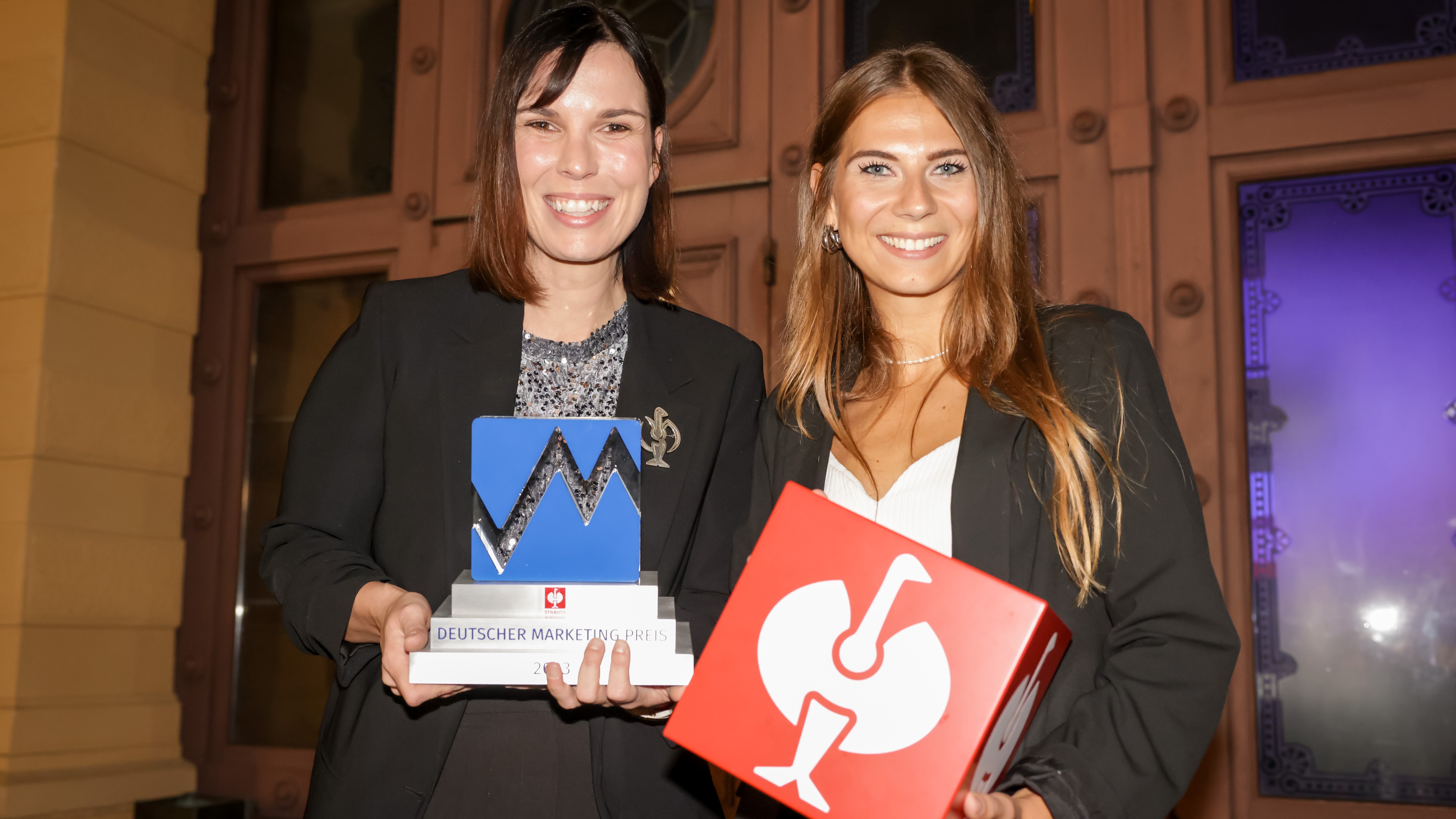 Deutscher Marketing Preis für Engelbert Strauss - v.l.: Sabine Pozo und Rabea Gruenewald von Engelbert Strauss nahmen den Deutsche Marketing Preis entgegen - Quelle;