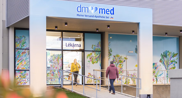 DM startet eigene Versandapotheke DM-Med - Der Versand der Produkte der neuen Versandapotheke DM-Med wird aus dem tschechischen Bor abgewickelt, wo sich auch eine Präsenzapotheke befindet - Quelle: DM-Drogerie Markt