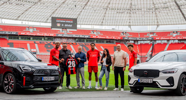 Drivio wird Premium-Partner von Bayer 04 Leverkusen - Von links: Loïc Bade, Markus Breglec (Chief Marketing and Innovation Officer, Bayer 04), Gert Schaub (Geschäftsführer, Drivio), Jarell Quansah, Sabrina Cakmak (Brand Director, Drivio), Mathias Olejarz (Prokurist, Drivio), Eliesse Ben Seghir © Bayer 04 Leverkusen Fußball GmbH