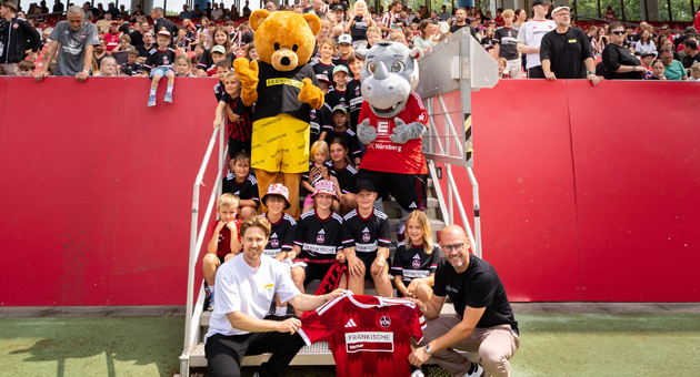 Fränkische Group und 1. FC Nürnberg schließen Premiumpartnerschaft - Vl.: Julius Kirchner (Geschäftsführender Gesellschafter und CEO Fränkische Group) und Dr. Jörg Burkhardt (Geschäftsführer 1.FCN Marketing GmbH) – Quelle: Fränkische Group