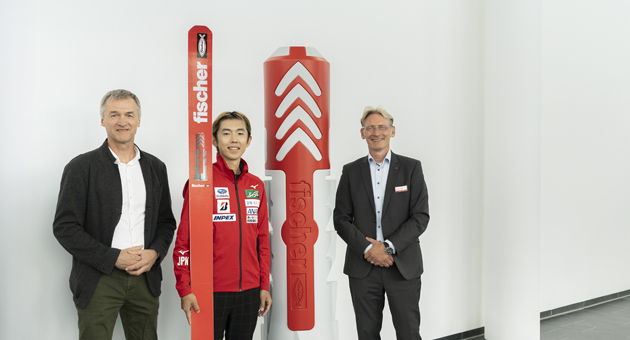 Fischer wird Teil des Skisprung-Weltcups - Im Bild (v. l.): Franz Föttinger, Geschäftsführer von Fischer Sports, Skisprung-Athlet Naoki Nakamura und Alexander Bässler, Vorsitzender der Geschäftsführung der Unternehmensgruppe Fischer – Quelle: Fischer