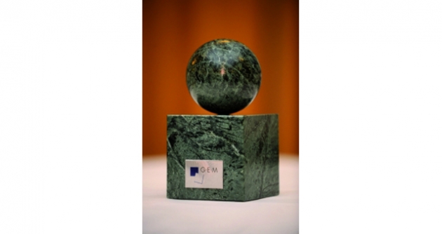 Erich und Regine Sixt erhalten 'G·E·M Award', Werber-Ikone Jean-Remy v. Matt hält Laudatio - Preisträger des G·E·M Awards erhalten den 'Stein des guten Glücks' - Quelle: Christian Kruppa