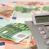 Gehaltsschere zwischen Angestellten und Vorständen schließt sich etwas -