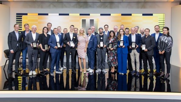 Technikvorreiter mit dem 'Goldenen Computer' geehrt - Die Gewinner des 'Goldenen Computer 2022' mit Moderatorin Barbara Schöneberger - Quelle: Pascal Rohé