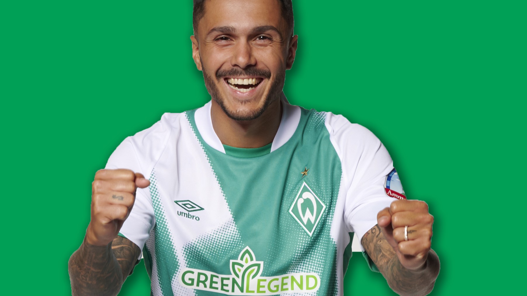 2022 zeigte Werder-Spieler Leonardo Bittencourt das neue Heimtrikot mit Green-Legend-Schriftzug - Quelle: PHW