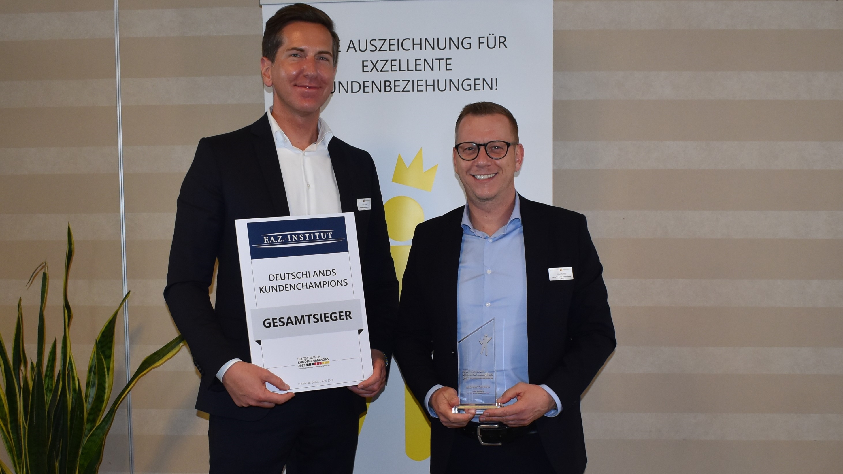 Deutschlands Kundenchampions 2022 stehen fest - Zum 10. Mal ist der Omnichannel-Versandhandel HSE mit dem Titel 'Deutschlands Kundenchampions' ausgezeichnet worden. Rene Liendl (Head of Customer Service Quality) und Uwe Richter (Director Customer Service) nahmen die Trophäe in Mainz entgegen - Quelle: 2HMforum