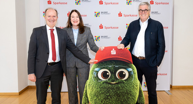 Warum die IGA 2027 für die Sparkassen mehr als nur Sponsoring ist - (v.l.) Michael Breuer, Präsident des Rheinischen Sparkassen- und Giroverbandes, Prof. Liane Buchholz, Präsidentin des Sparkassenverbands Westfalen-Lippe, und Hanspeter Faas, Sprecher der Geschäftsführung der IGA 2027, mit dem Maskottchen Doc Morgen – Foto: SVWL