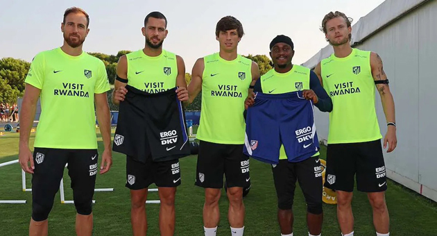 Ergo wird offizieller Versicherungspartner von Atlético de Madrid - Ergo wird offizieller Versicherungspartner von Atlético de Madrid und sichert sich umfangreiche Sichtbarkeits- und Aktivierungsrechte im Rahmen der mehrjährigen Kooperation. Spieler von links nach rechts: Jan Oblak, Dávid Hancko, Robin Le Normand, Ademola Lookman, Morten Hjulmand – Quelle: Atlético de Madrid