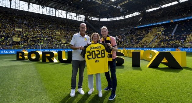 KKH wird offizieller Gesundheitspartner von Borussia Dortmund - v.l.: Carsten Cramer, Geschäftsführer von Borussia Dortmund, Stephanie Engelmann, Mitglied des Vorstandes der KKH, und Dr. Wolfgang Matz, Vorstand der KKH - Quelle: Borussia Dortmund