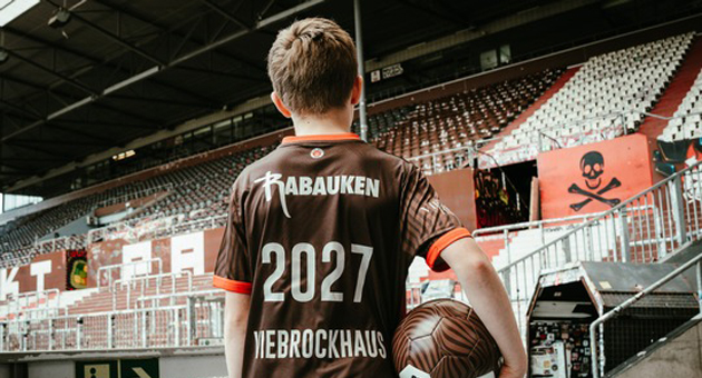 Viebrockhaus und FC St. Pauli präsentieren erste Zusammenarbeit - Der Massivhaushersteller Viebrockhaus unterstützt neben den Fußballcamps 'Rabauke' den St. Pauli mit einer sogenannten Zukunftswand – Foto: St. Pauli