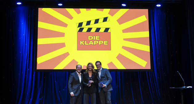 'Die Klappe': Gold u.a. für Werbefilme von Hornbach und BVG - Florian Möckel (BVMC) mit den Jury-Vorsitzenden Christine Wolburg, Leiterin Vertrieb/Marketing der Berliner Verkehrsbetriebe (BVG), und Christian Rätsch, CEO von TeamBBDO - Quelle: Timo Sommer