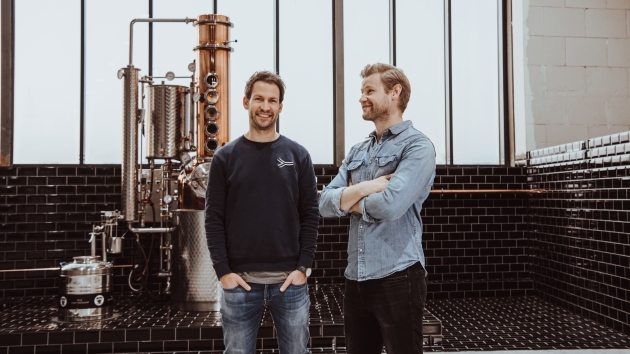 Seit 2021 produzieren Kaspar Hagedorn (l.) und Martin Spieker (r.) ihren Knut Hansen Dry Gin in Nordeutschlands grter Manufaktur fr Premiumspirituosen in Hamburg-Hamm - Quelle: Anika Bdecker & Hamburg Distilling Co.