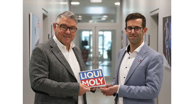 Liqui Moly bekommt einen neuen Marketingchef - Peter Baumann (l.) übergibt symbolisch die Marketingleitung der Marke Liqui Moly an seinen Nachfolger Marco Esser (r.) - Quelle: LIQUI MOLY GMBH