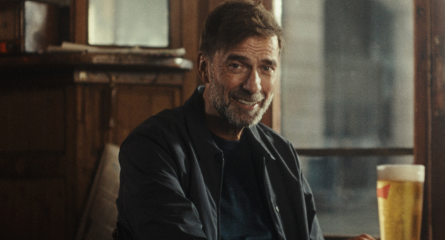 Anheuser Busch Bud startet globale WM-Offensive - Bud setzt zur WM 2026 auf prominente Unterstützung durch Erling Haaland und Jürgen Klopp (im Bild) – Quelle: Anheuser Busch