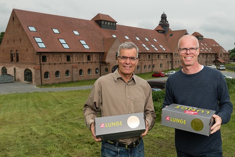 Die Brder Ulf und Lars Lunge (v.l.) vor ihrem imposanten Firmensitz (Foto: Lunge/Andreas Schwarz)