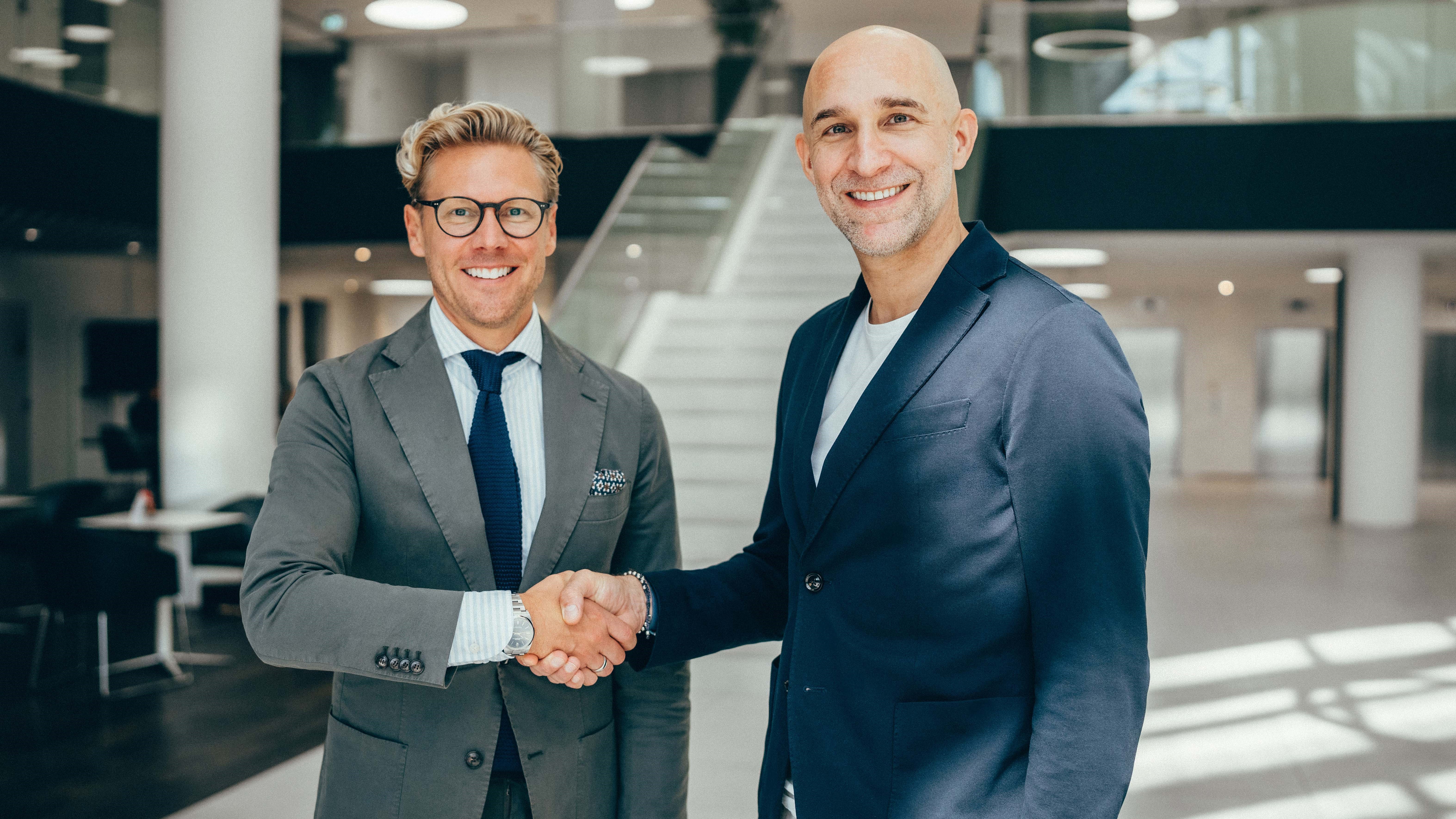 Mäurer & Wirtz übernimmt Duftlizenz für Tom Tailor - Stephan Kemen, CEO von Mäurer & Wirtz (links), und Gernot Lenz, CEO von Tom Tailor - Quelle: Mäurer & Wirtz GmbH & Co. KG.