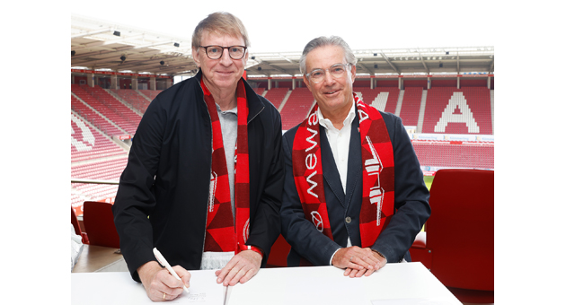 Mewa verlängert mit CCO Michael Kümpfel - Die Unterzeichnung des Vertrags durch Michael Kümpfel (r.) und den Aufsichtsratsvorsitzenden Prof. Andreas Söffing (l.) fand am 24. August vor dem Saisoneröffnungsspiel des 1. FSV Mainz 05 gegen den 1. FC Köln in der Mewa Arena statt - Quelle: Torsten Zimmermann Fotografie