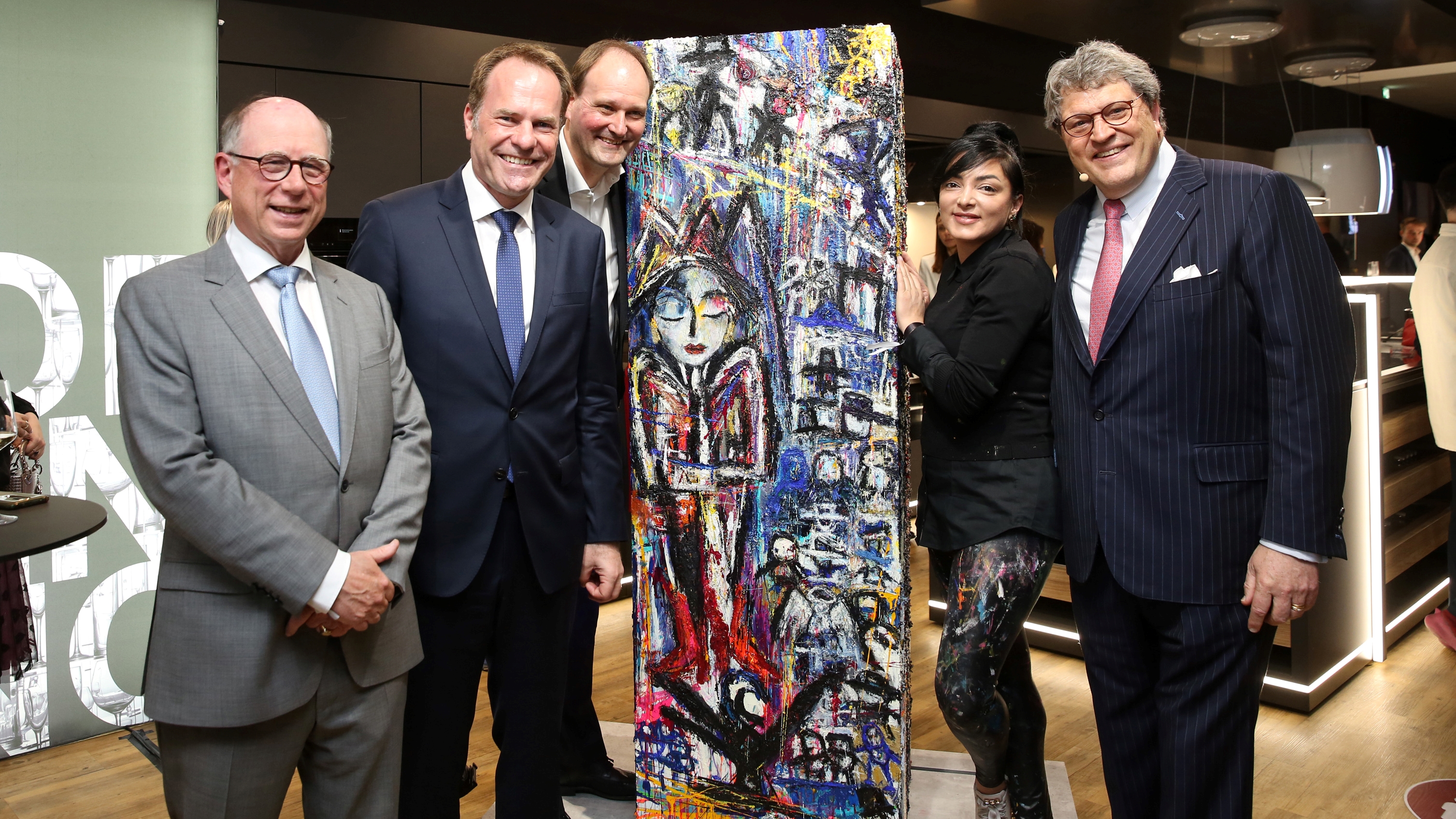Miele eröffnet Experience Center in Düsseldorf offiziell - Die Düsseldorfer Nachwuchskünstlerin Meral Alma mit Dr. Michael Leistikow, Vorsitzender des Düsseldorfer Künstlervereins '701 e. V.', Düsseldorfs Oberbürgermeister Dr. Stephan Keller sowie Dr. Markus Miele und Dr. Reinhard Zinkann, Geschäftsführende Gesellschafter der Miele Gruppe (v. l.) - Quelle: Foto: Miele
