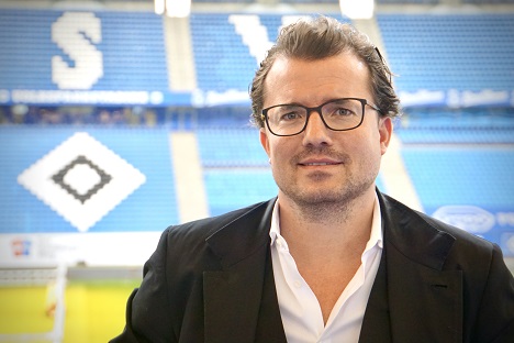 Philipp Mokrohs ist seit Januar 2021 Direktor Marke, Marketing und Sponsoring beim Hamburger Sport-Verein (HSV) - Quelle: B. Bullwinkel