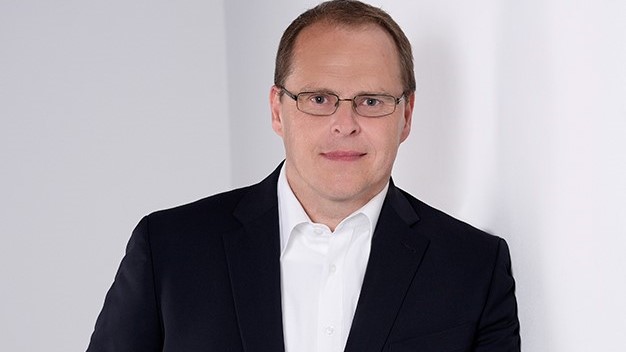 Chancen und Risiken von KI in der Kosmetikindustrie - Dr. Christian Musewald ist Inhaber der CuriousMinds Unternehmensberatung in München und promovierter Physiker mit biologisch-chemischem Hintergrund - Quelle: CuriousMinds