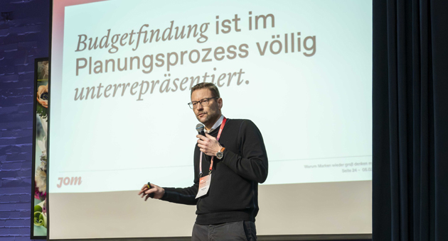 Mut und Haltung rücken ins Zentrum moderner Markenführung - Volker Neumann eröffnete den JOM Summit mit einem Appell an Marken, trotz Budgetdruck wieder stärker in langfristigen Markenaufbau zu investieren – Quelle: JOM Group/Waldemar Krause