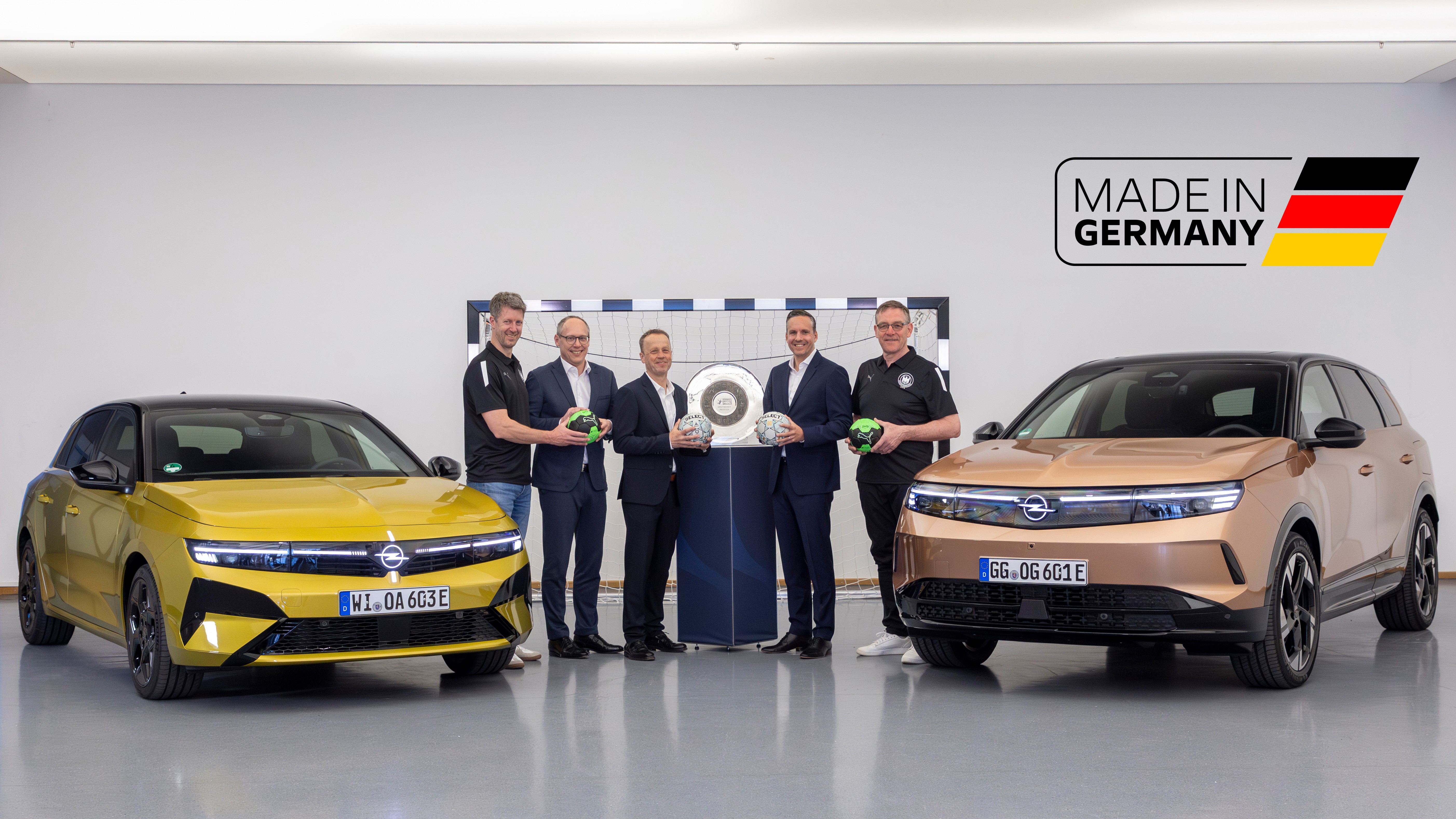 Opel wird Namensgeber der Handball-Bundesliga - v.l.: Markus Gaugisch (Bundestrainer der deutschen Handball-Nationalmannschaft der Frauen), Mark Schober (Vorstandsvorsitzender des Deutschen Handballbundes), Frank Bohmann ( Geschäftsführer der HBL GmbH), Patrick Dinger (Opel-Deutschland-Chef) und Alfred Gislason (Bundestrainer der deutschen Handball-Nationalmannschaft der Männer - Quelle: Opel Automobile GmbH