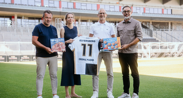 Original Wagner stärkt Engagement bei der SV Elversberg - V.l.: Swen Hoffmann (Vize-Präsident, SV Elversberg), Julia Wagner (Marketing Managerin, Original Wagner), Thomas Paulus (Head of Sales & CDT, European Pizza Group & Original Wagner), David Strauß (Direktor Geschäftsentwicklung, Marketing und Vertrieb, SV Elversberg) – Foto: Original Wagner