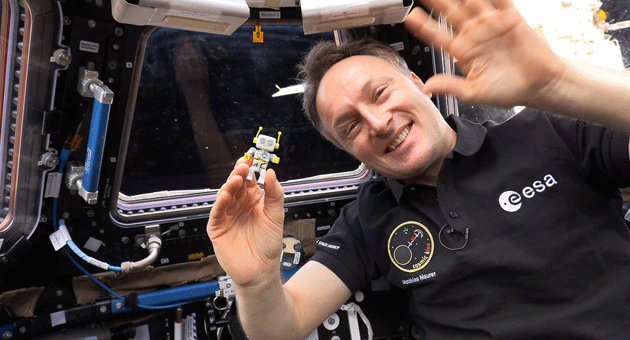 Playmobil landet im Weltall - Gruss von der ISS: Der deutsche Astronaut Matthias Maurer und die Playmobil-Figur ROBert - Quelle: Playmobil