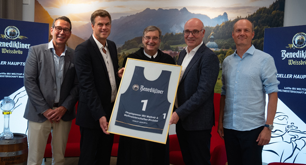 Benediktiner Weissbräu wird Hauptsponsor der IBU-Weltcups - Matthias Pietza (Managing Director Infront Germany), Michael Witta (Senior Vice President Marketing Sales & Services Infront Germany), Pater Johannes Bauer und Holger Pfeiffer (Geschäftsführer Benediktiner Weissbräu) sowie Felix Bitterling (Commercial & Marketing Director IBU) bei der Bekanntgabe der neuen Biathlon Partnerschaft – Quelle: Benediktiner Weissbräu GmbH