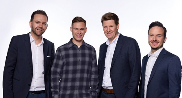Valensina startet Kooperation mit Fußballprofi Kimmich - V.l.n.r: Marvin Mettelsiefen (Bereichsleiter Vertrieb und Marketing Valensina Gruppe), Joshua Kimmich (Fußballprofi), Tino Mocken (Geschäftsführer Valensina Gruppe), Jan Schäfer (Stellvertretende Leitung Marketing Valensina) – Quelle: Jim Gramming /Valensina Gruppe