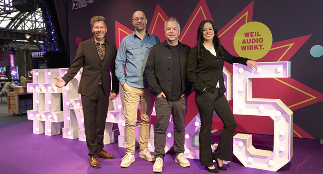 Radio Advertising Summit: Diskussion über Verantwortung der Werbebranche - Moderator Thorsten Schorn, RMS-Chef Stefan Mölling, ARD-Media-CEO Ralf Hape und Radiozentrale-Chefin Grit Leithäuser (v.L.) präsentierten den den Radio Advertising Summit 2025 in Köln - Foto: Radiozentrale