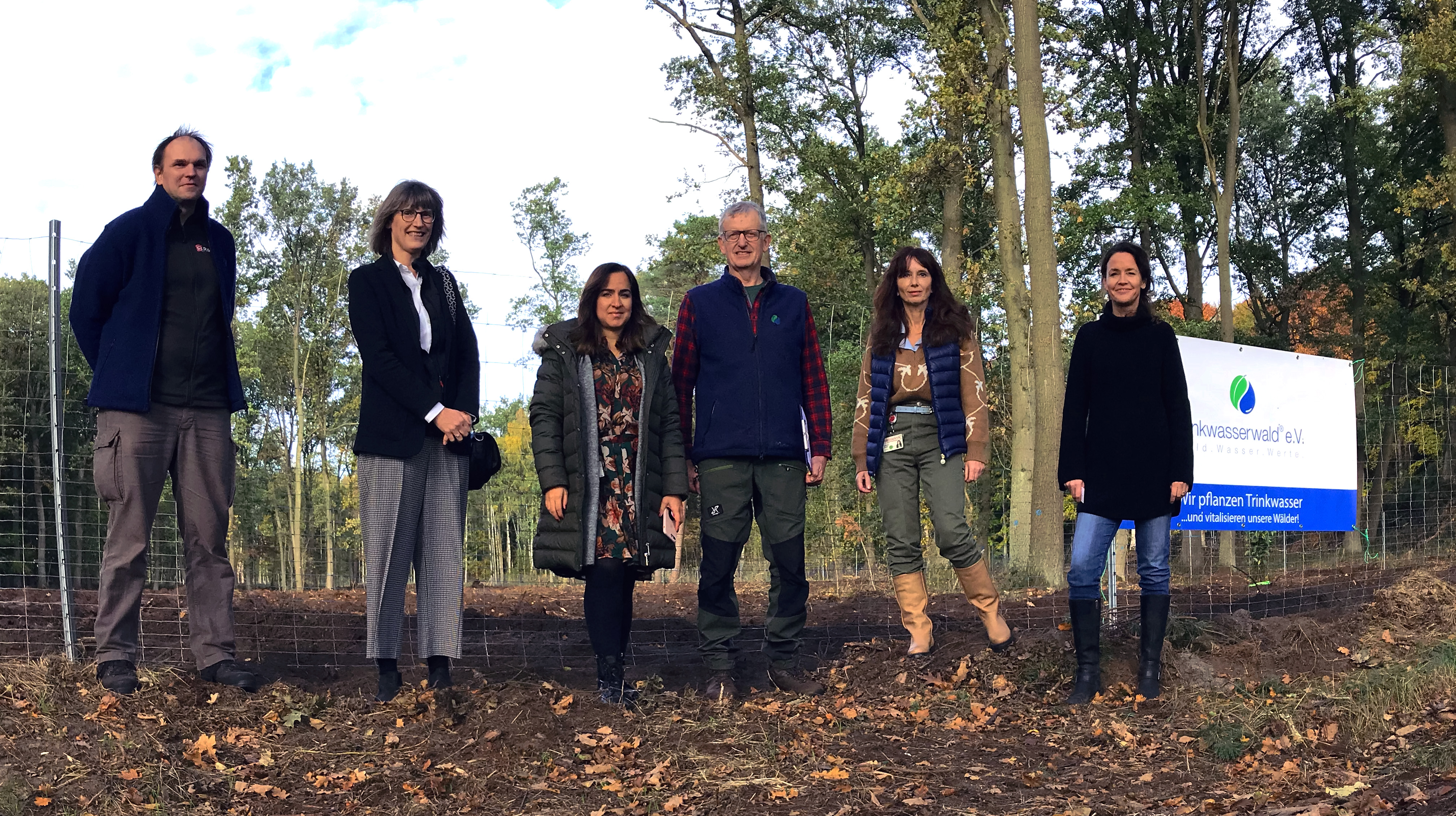 Erneute Baumpflanzaktion von Finish, Rossmann und Trinkwasserwald e.V. - V.l.n.r.: Joachim Dib (Trinkwasserwald e.V), Dr. Andrea Sewing (Pestalozzi-Stiftung), Mona Mirfabrikikar (Rossmann), Christian Oehlschläger (Trinkwasserwald e.V.), Angela Gerhardt (Rossmann), Imke Bunselmeyer-Brosch (Reckitt) - Quelle: Reckitt