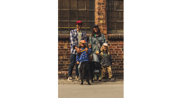 Roadtyping: "Flexibel bleiben, ohne das Herz der Marke aus den Augen verlieren" - Franzi und Marius Schatz, Gründerin und Gründer der Papeterie- und Outdoor-Brand Roadtyping, mit den Söhnen Leo und Casper sowie Labradorhündin Lotta- Quelle: Roadtyping