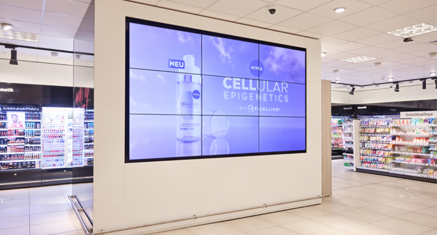 Retail Media im Store: Rossmann öffnet digitales Screen-Netzwerk für Marken - Rossmann setzt bei Retail-Media auf die One Tech Group - Quelle: Rossmann/One Tech Group