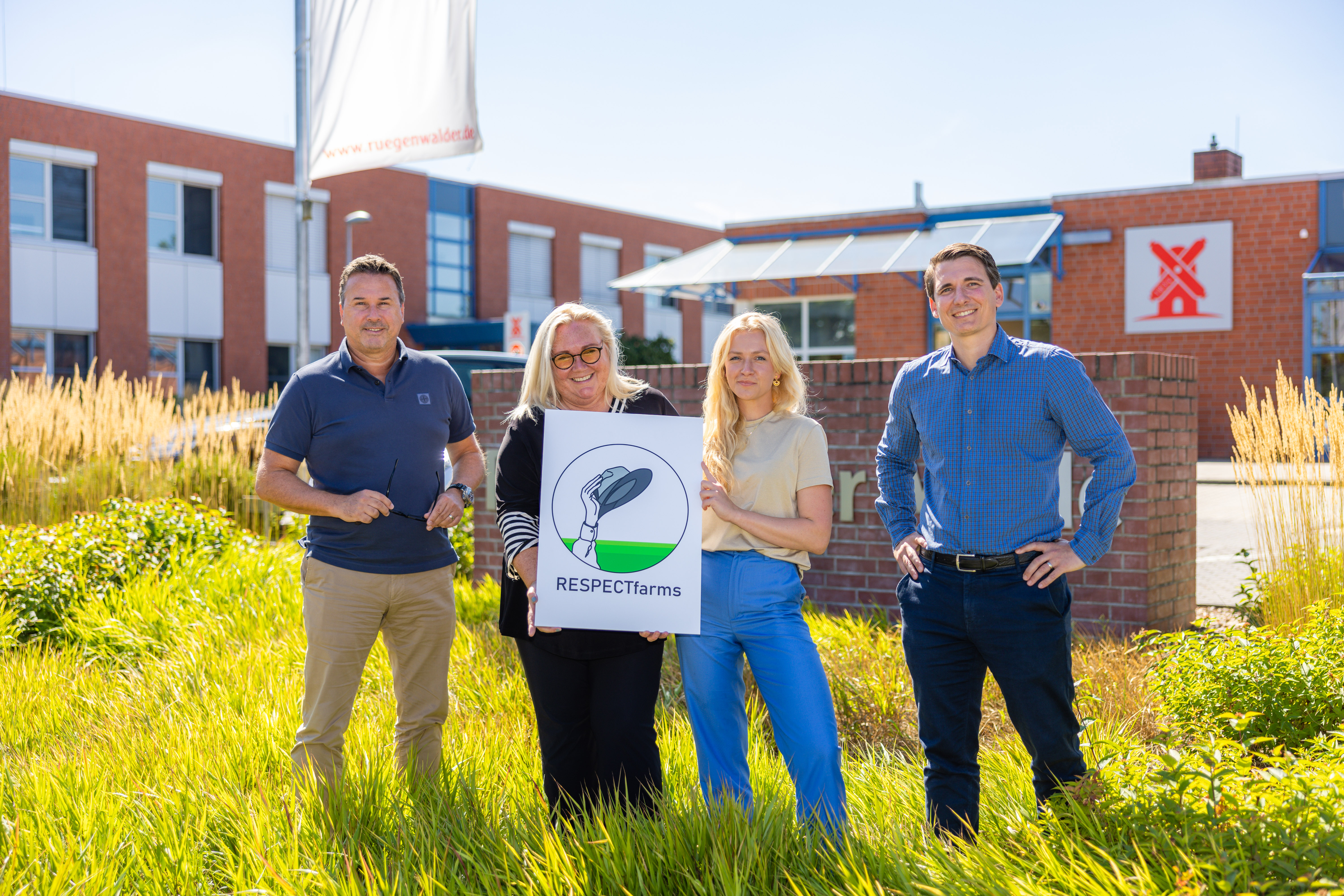 Rügenwalder Mühle unterstützt Forschung zum kultivierten Fleisch - Michael Hähnel, CEO Rügenwalder Mühle, Ira van Eelen und Florentine Zieglowski, beide Co-Founderinnen von Respectfarms, sowie Patrick Bühr, Head of Research & Development Rügenwalder Mühle (v.l.) - Quelle: Rügenwalder Mühle