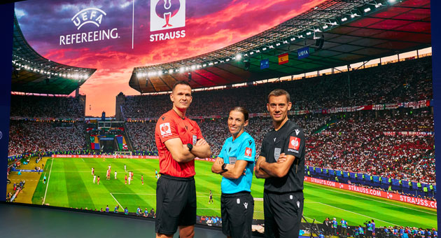 Strauss wird offizieller Partner der Uefa-Schiedsrichter:innen - Strauss wird ab der Saison 2026/27 erstmals direkt auf den Ärmeln der Uefa-Schiedsrichter:innen sichtbar (vl.): Uefa-Match-Officials Ivan Kruzliak, Stephanie Frappart und Clement Turpin – Quelle: Strauss
