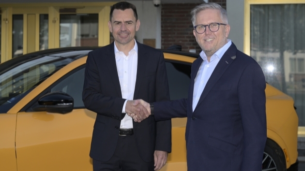 Martin Sander wird General Manager - Martin Sander, seit dem 1. Juni 2022 Vorsitzender der Geschäftsführung Ford-Werke GmbH und General Manager Ford Model e Ford Europa, wird von Stuart Rowley, Vorsitzender Ford of Europe and Chief Transformation & Quality Officer der Ford Motor Company (rechts im Bild), begrüßt – Quelle: Ford