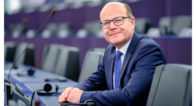 Impulse aus der EU: Der Europa-Abgeordnete Oliver Schenk im Interview - Oliver Schenk ist seit 2024 Mitglied des Europäischen Parlaments. Er ist unter anderem Mitglied im ENVI-Ausschuss für Umwelt, Klima und Lebensmittelsicherheit und im SANT-Ausschuss für öffentliche Gesundheit sowie stellvertretendes Mitglied im Ausschuss für Industrie, Forschung und Energie (ITRE) - Quelle: Martin Lahousse